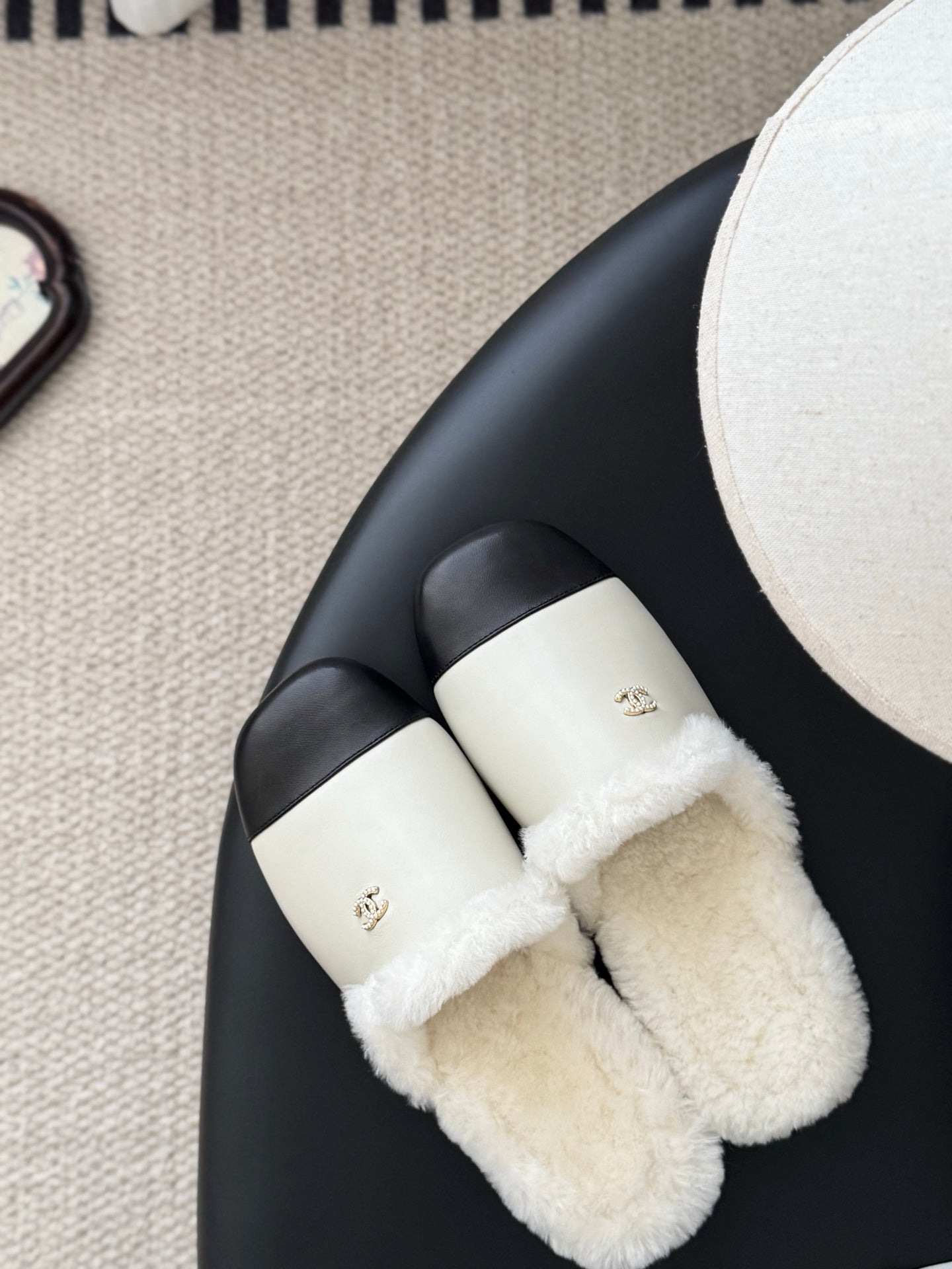 Chan 25fw fluffy slippers