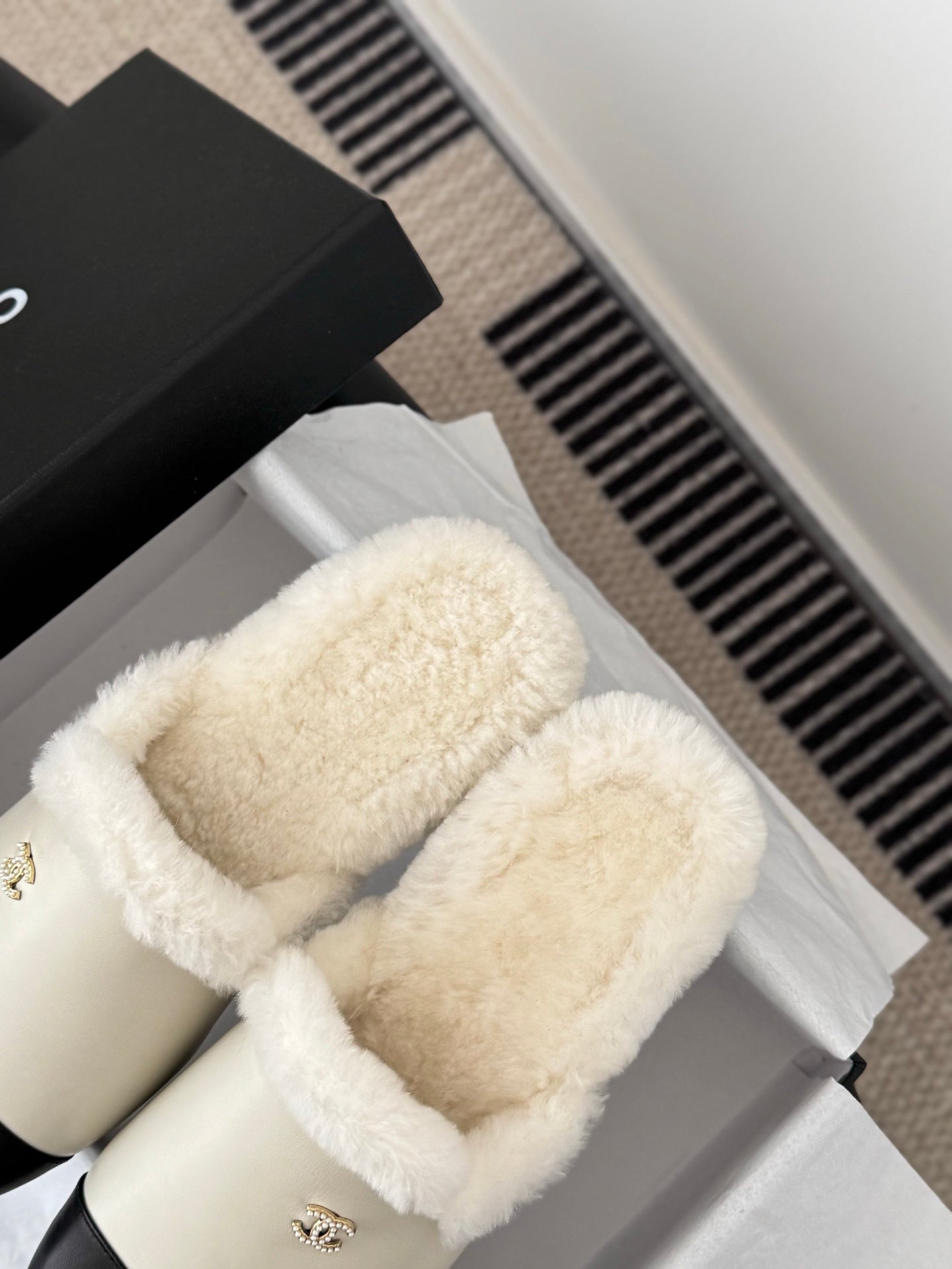 Chan 25fw fluffy slippers