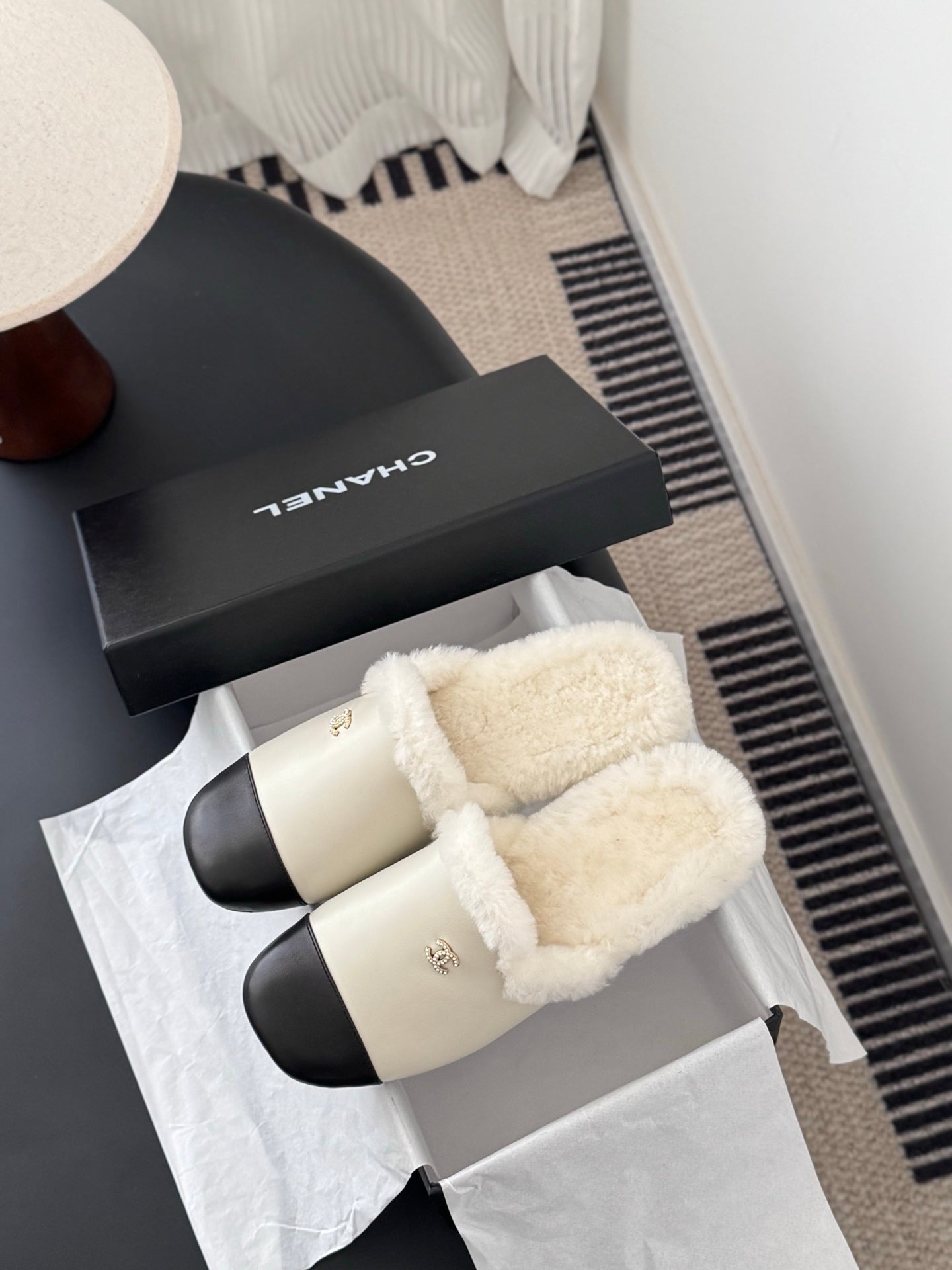 Chan 25fw fluffy slippers