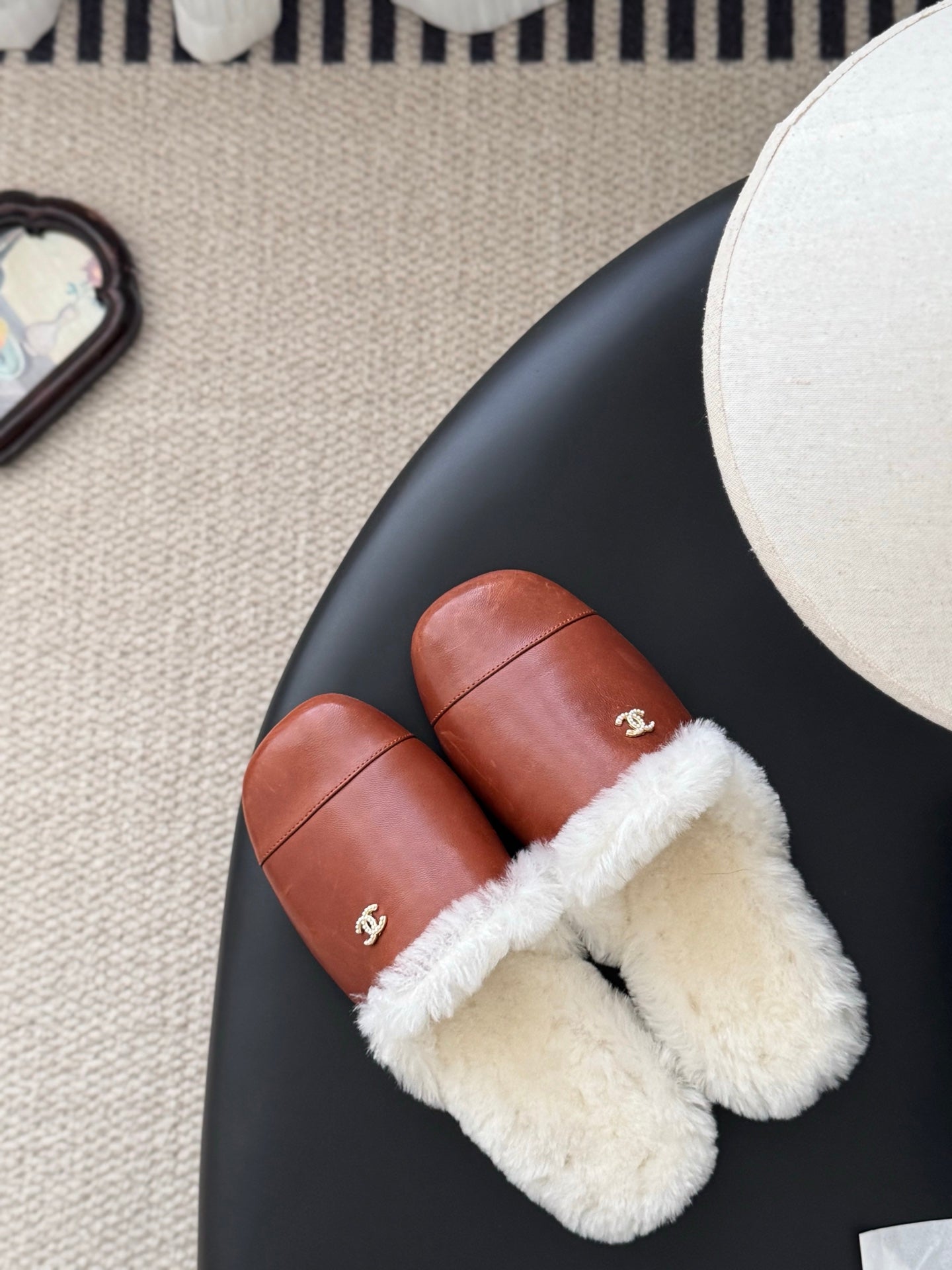 Chan 25fw fluffy slippers