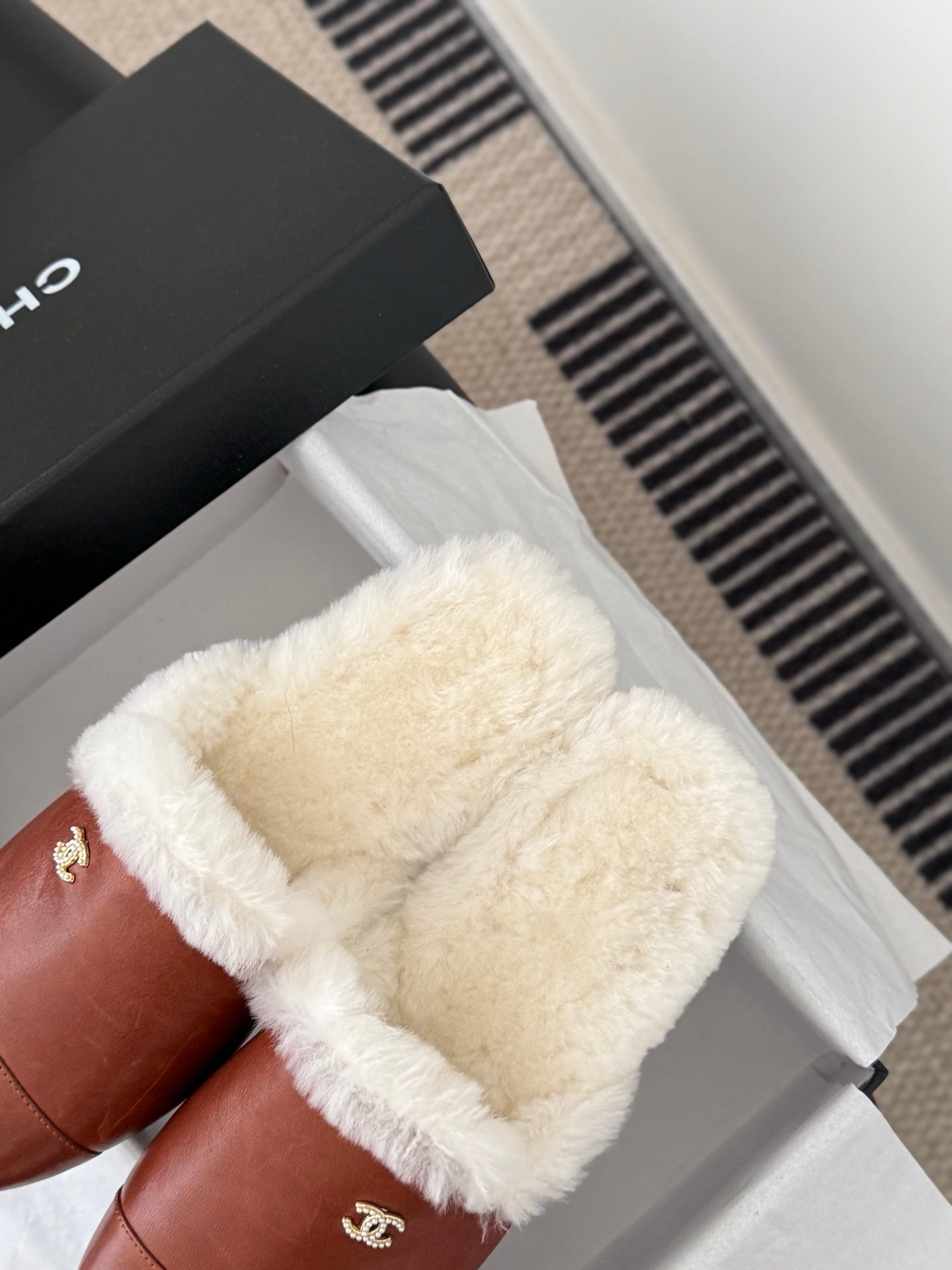 Chan 25fw fluffy slippers