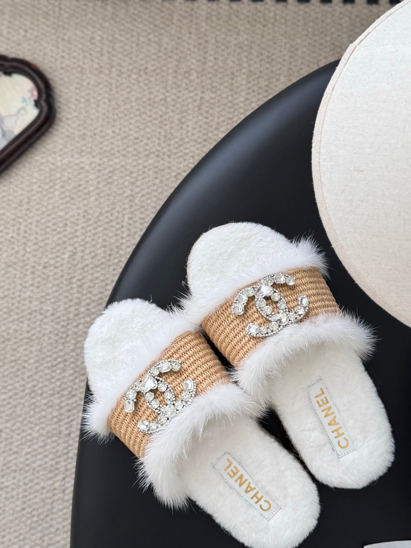 Chan 25fw fluffy slippers