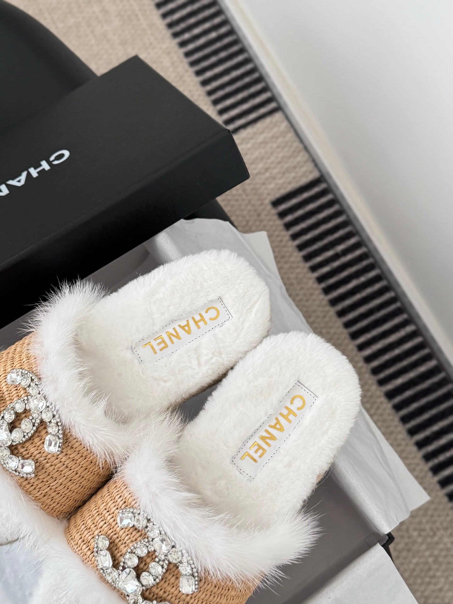 Chan 25fw fluffy slippers