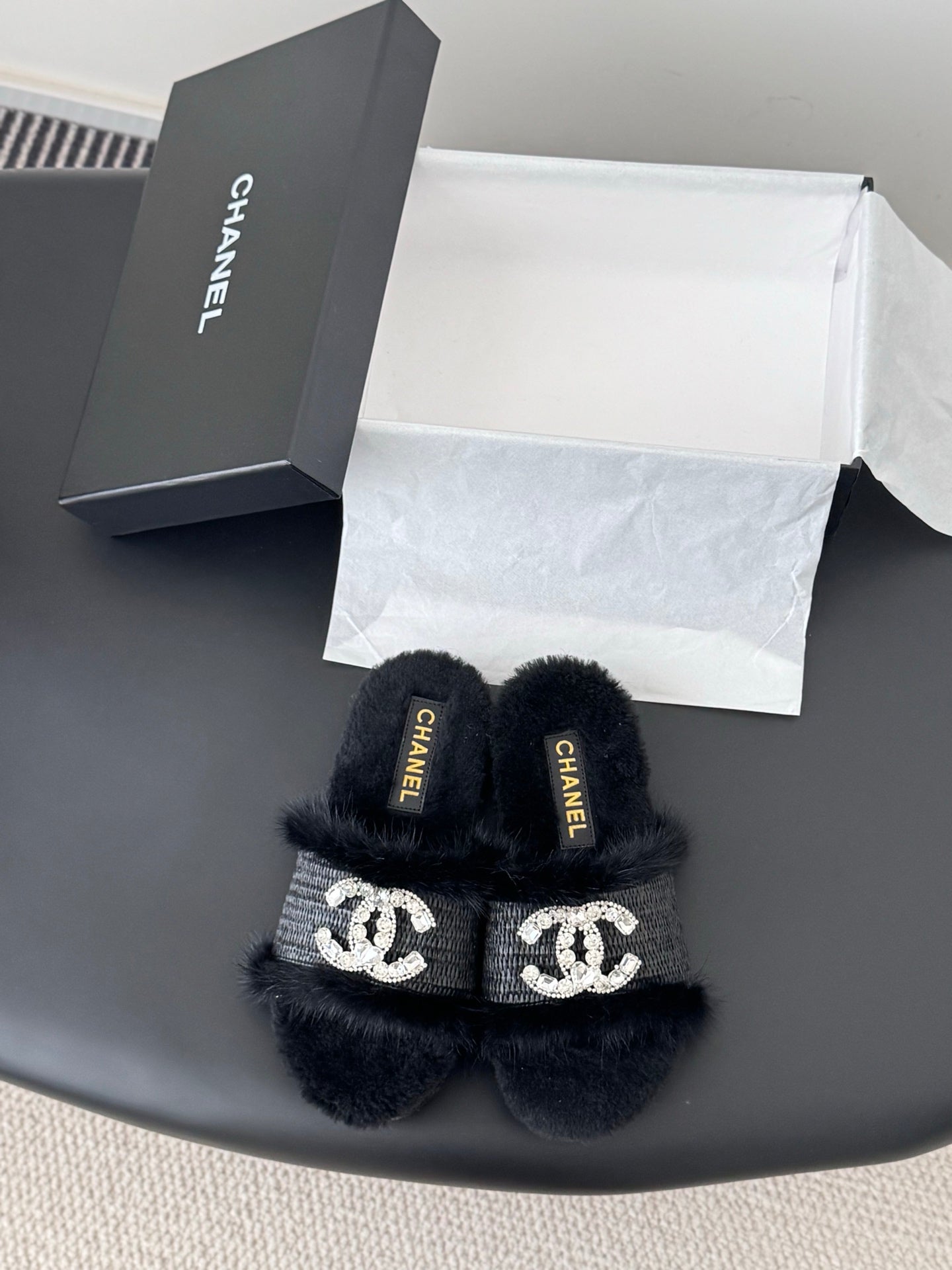 Chan 25fw fluffy slippers