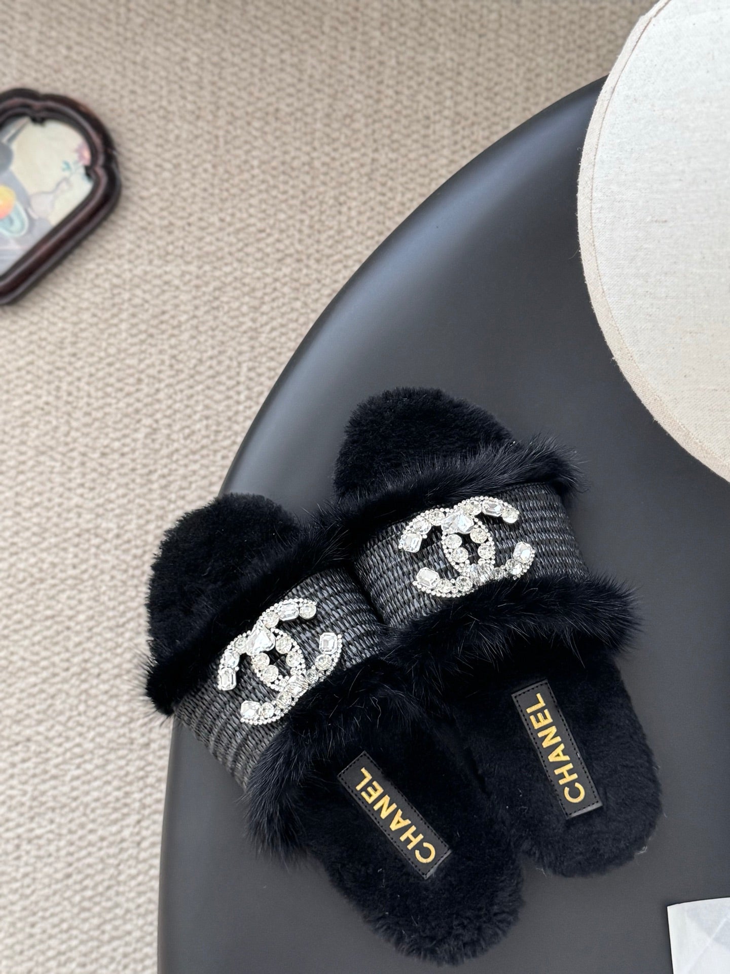 Chan 25fw fluffy slippers