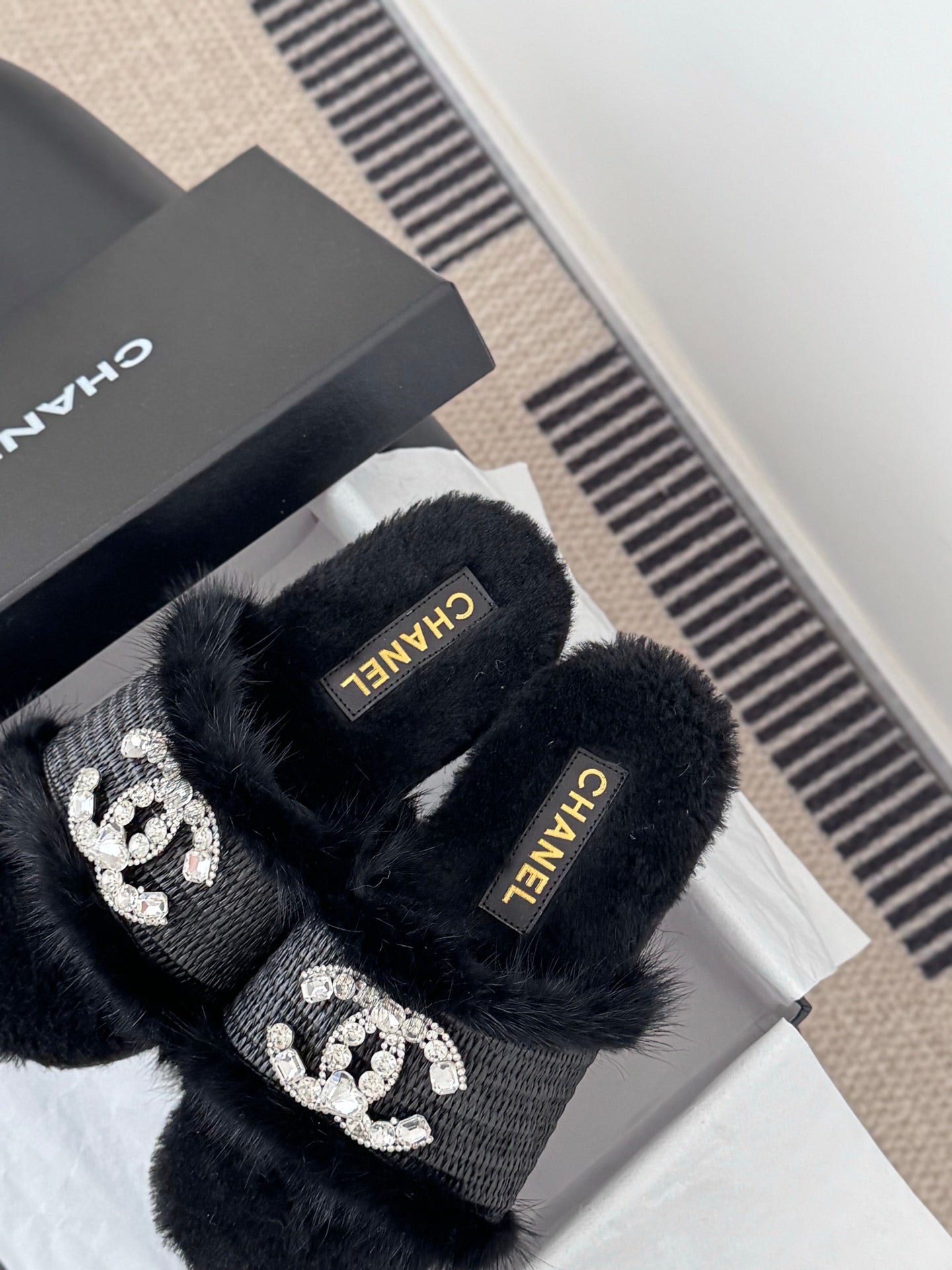 Chan 25fw fluffy slippers