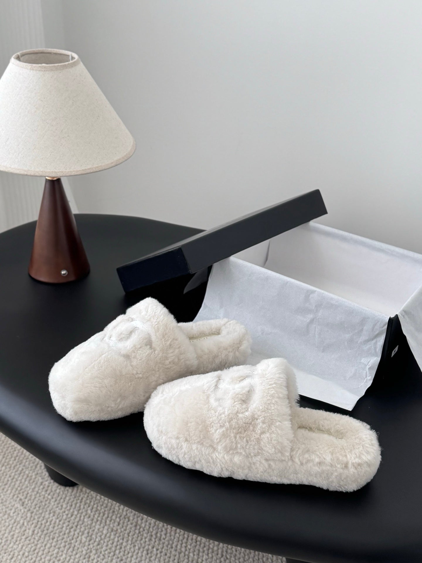 Chan 25fw fluffy slippers