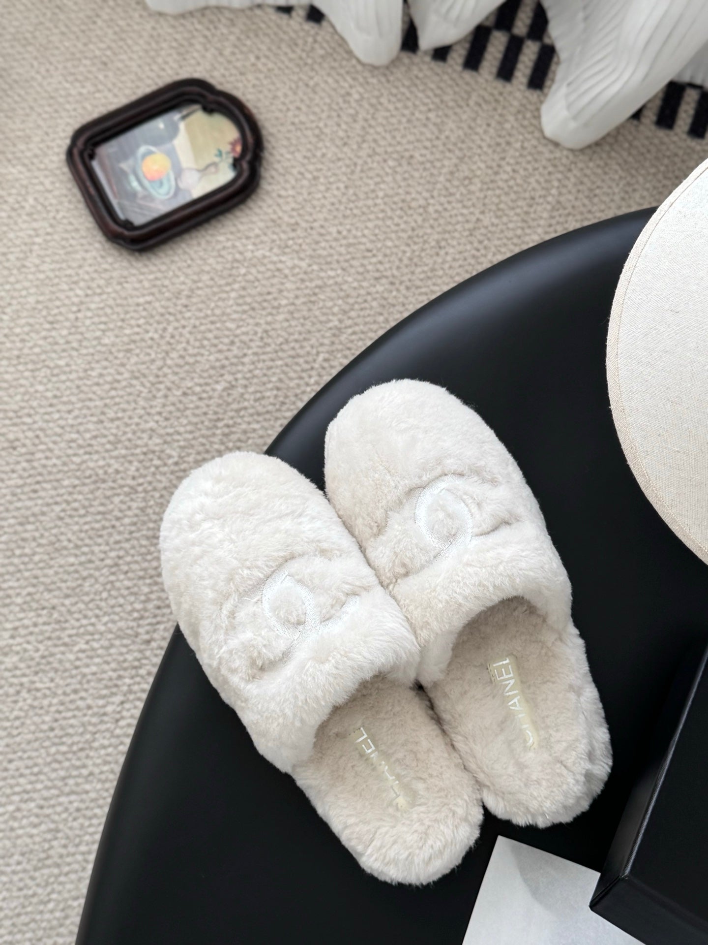 Chan 25fw fluffy slippers