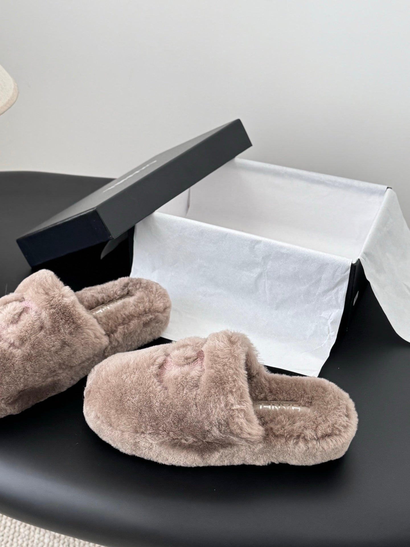 Chan 25fw fluffy slippers
