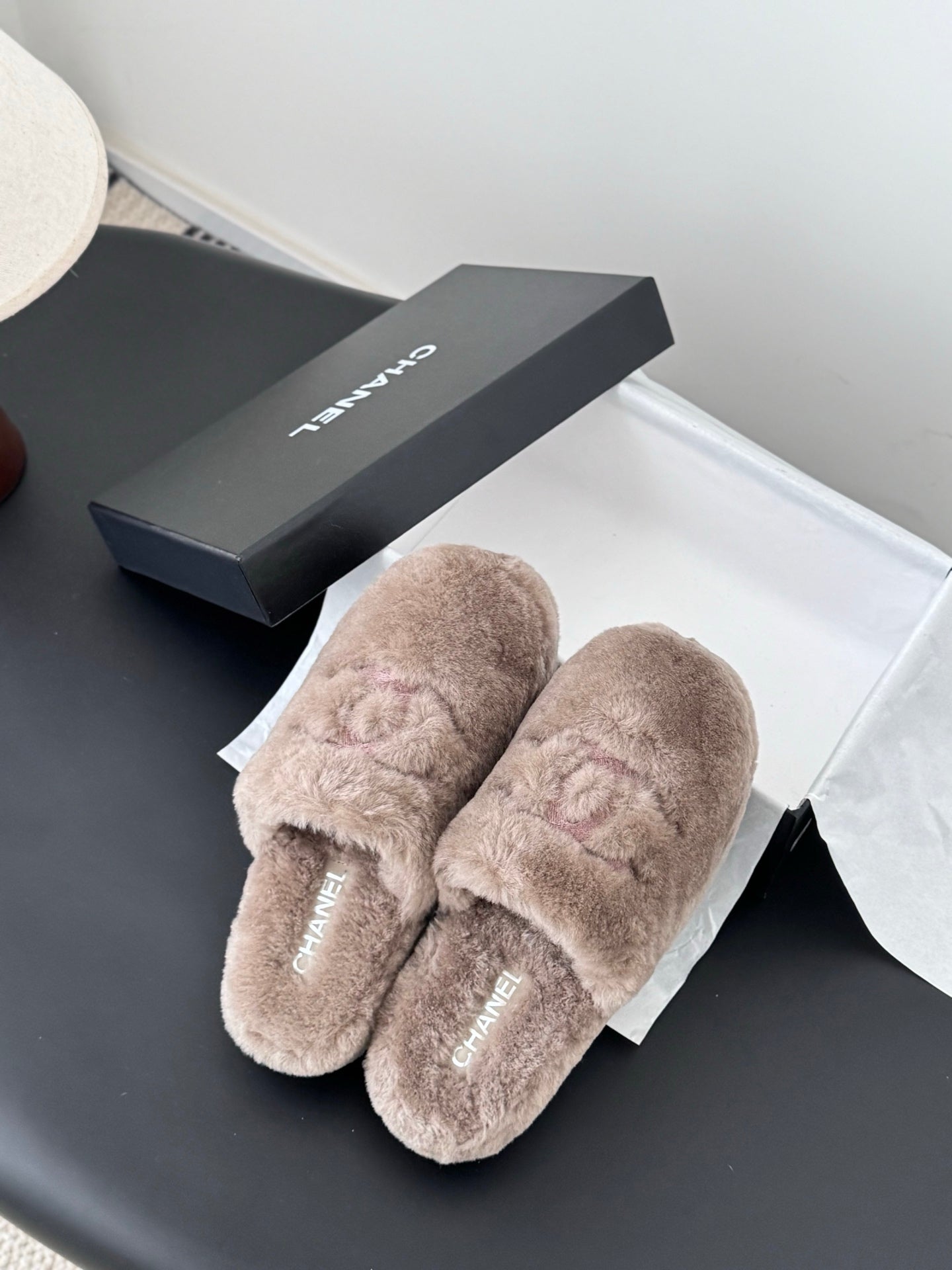 Chan 25fw fluffy slippers
