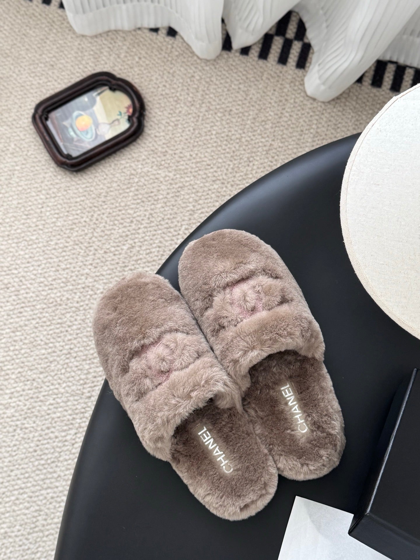Chan 25fw fluffy slippers