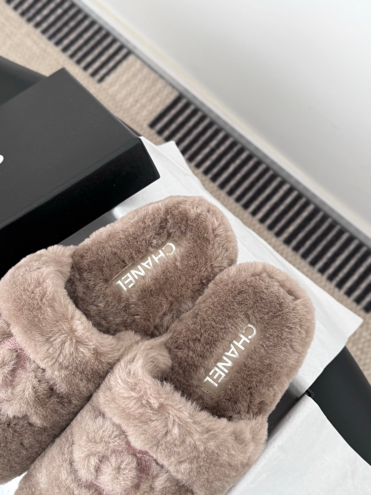 Chan 25fw fluffy slippers