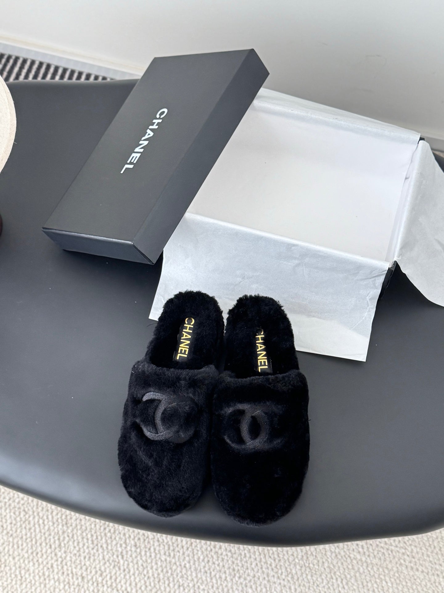 Chan 25fw fluffy slippers