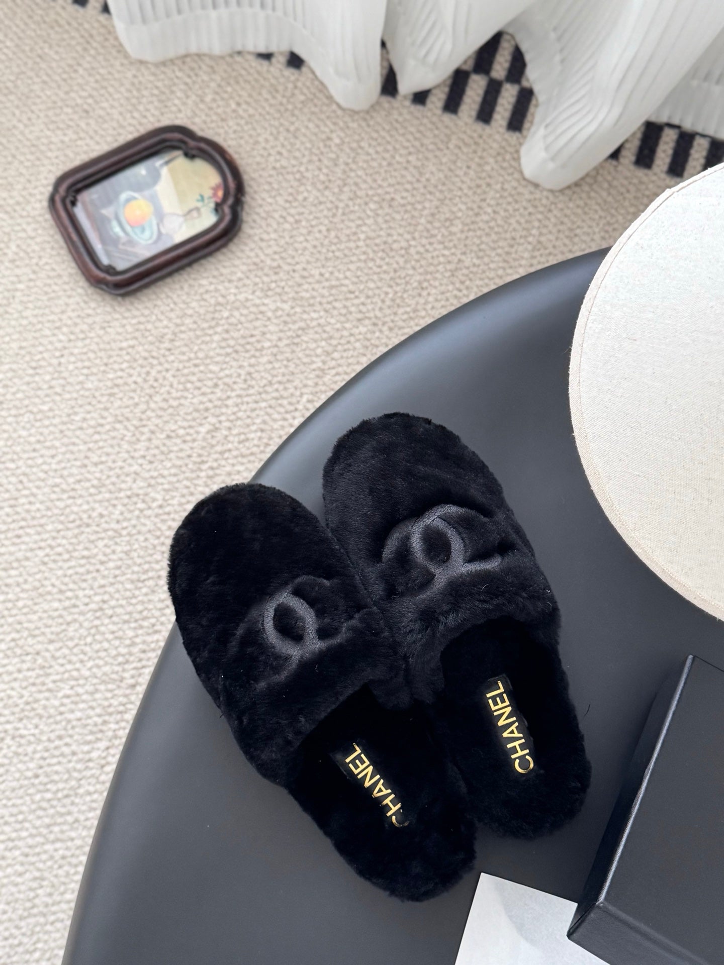 Chan 25fw fluffy slippers