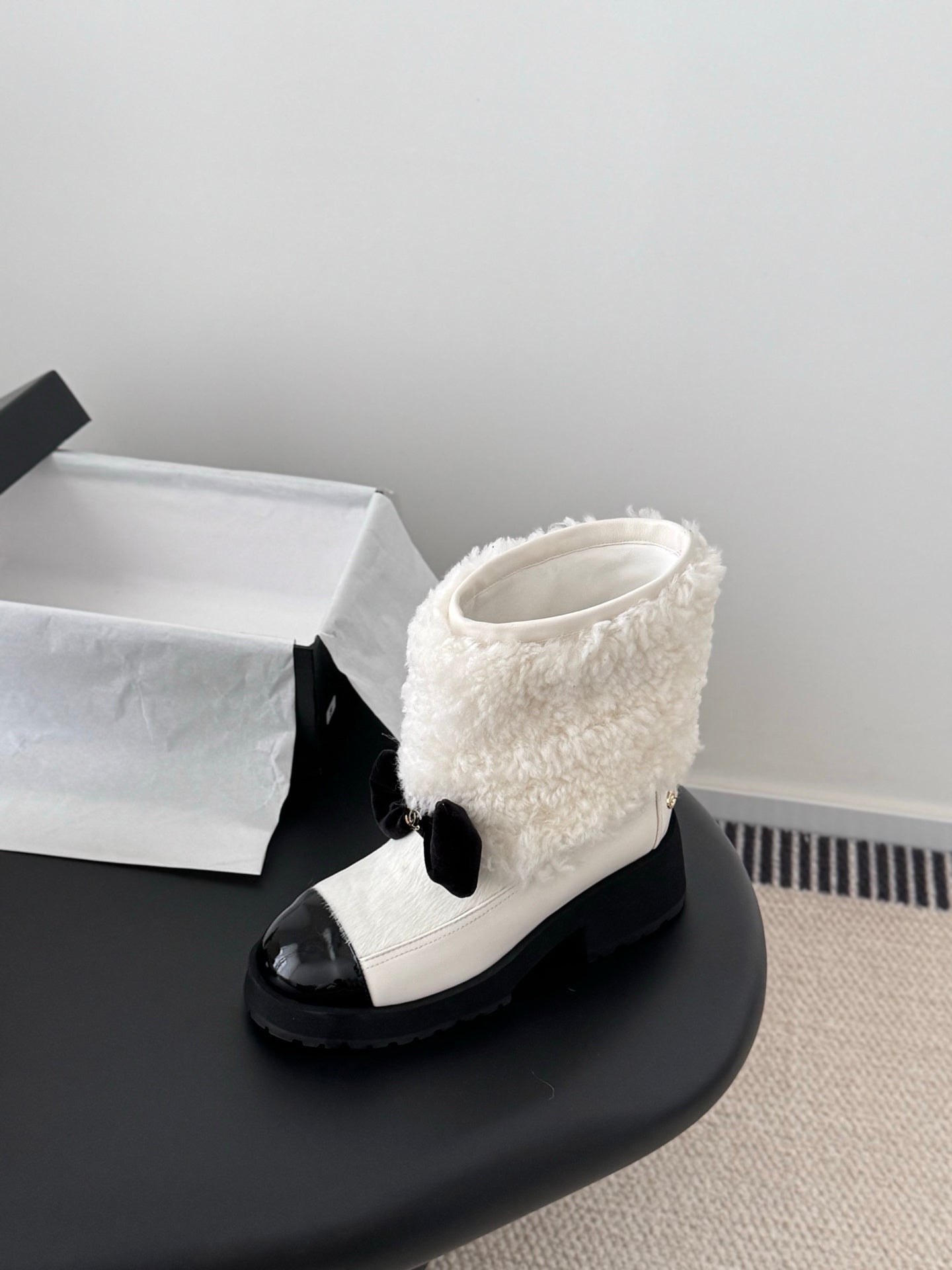Chan 25fw plush boots with bow