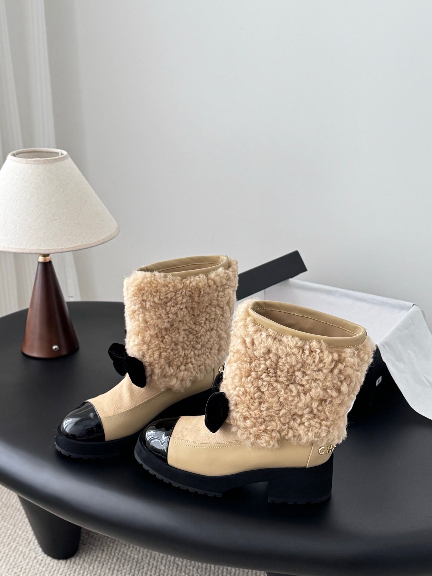 Chan 25fw plush boots with bow