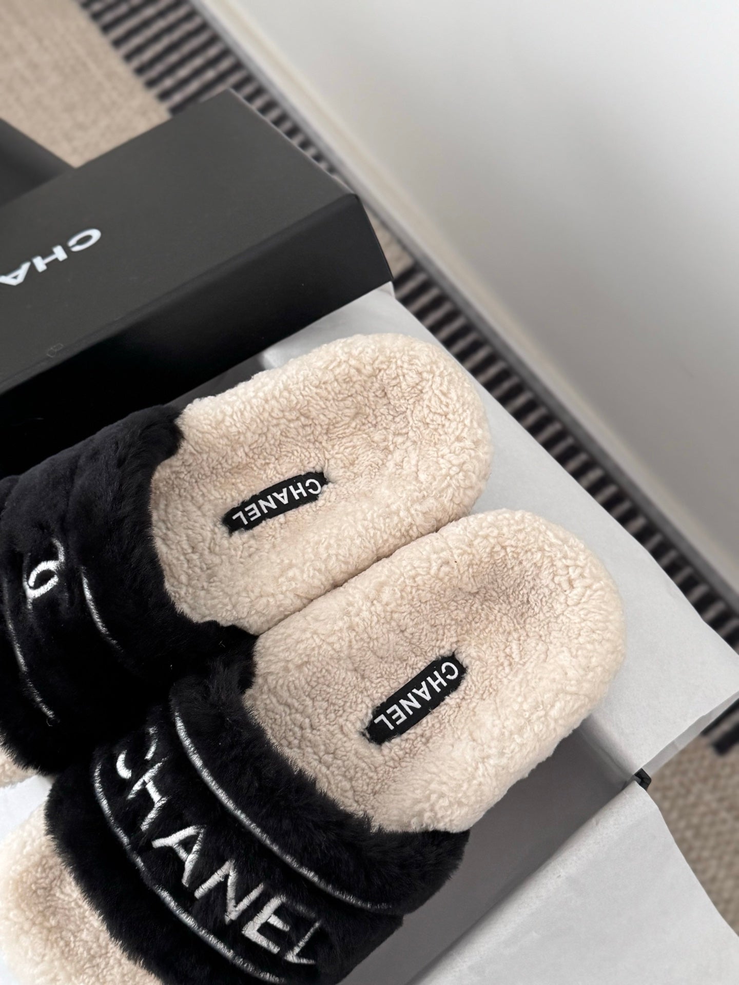 Chan 25fw fluffy slipper