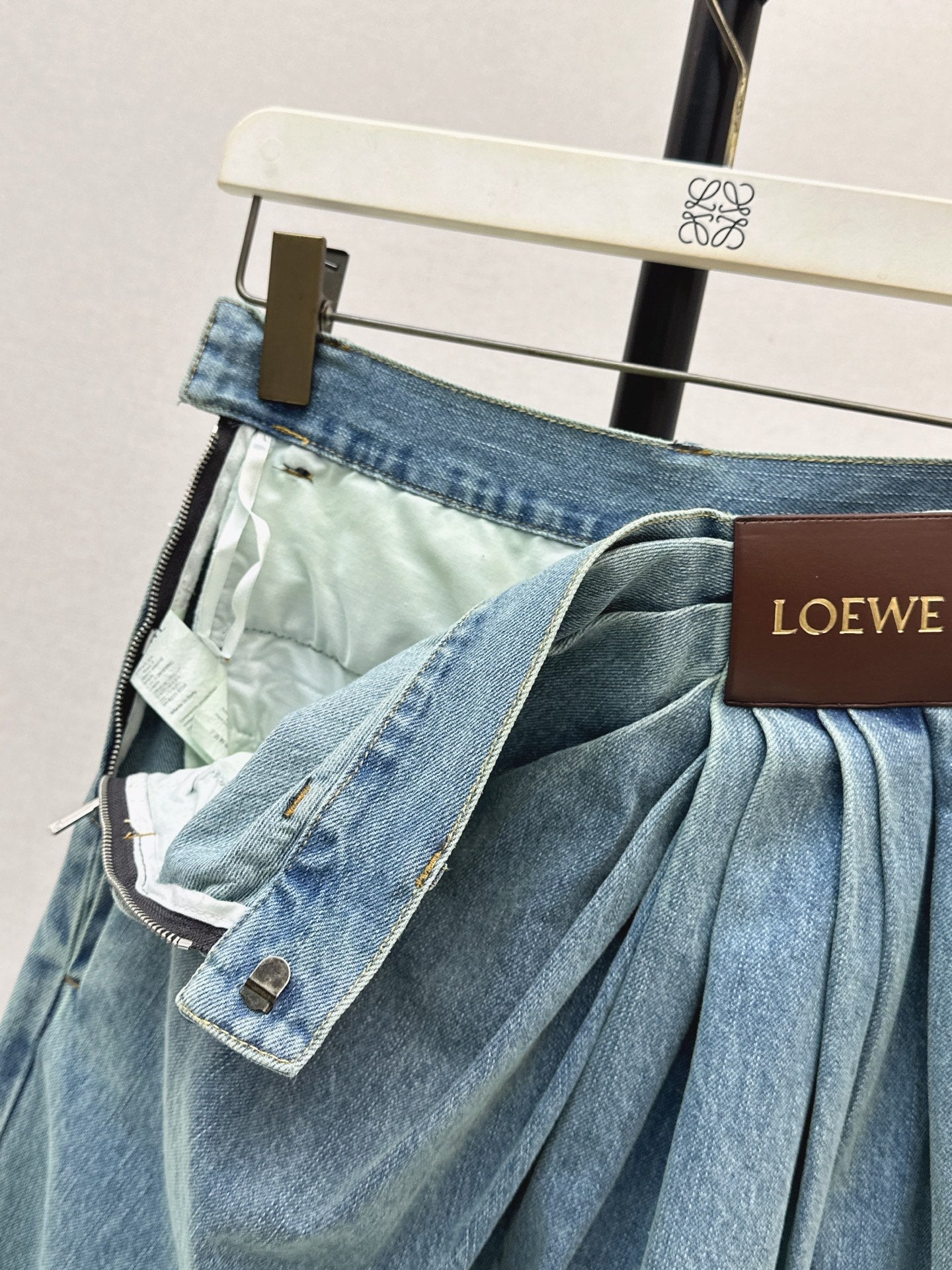 Loe NEW Irregularly pleated jeans