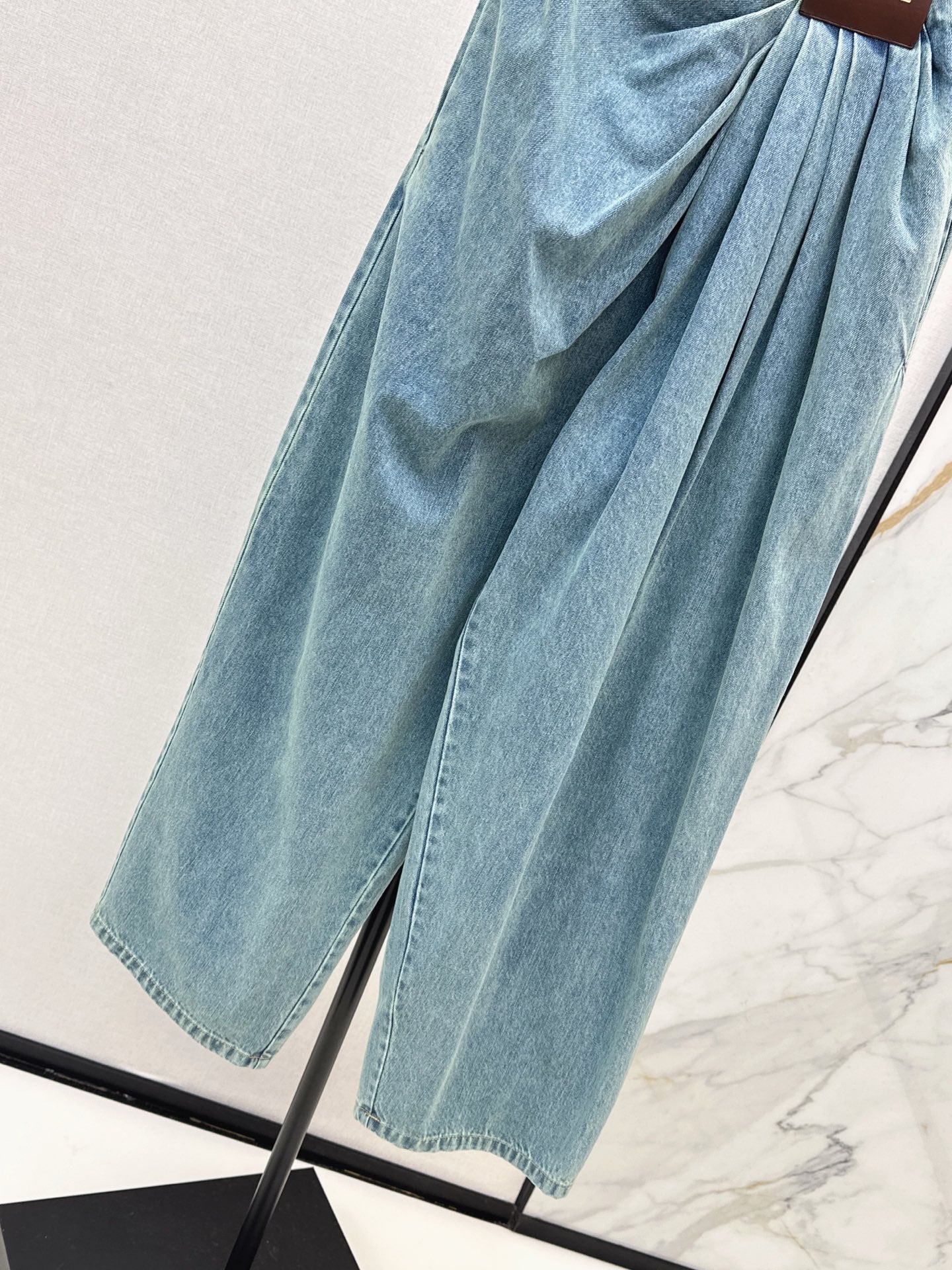 Loe NEW Irregularly pleated jeans