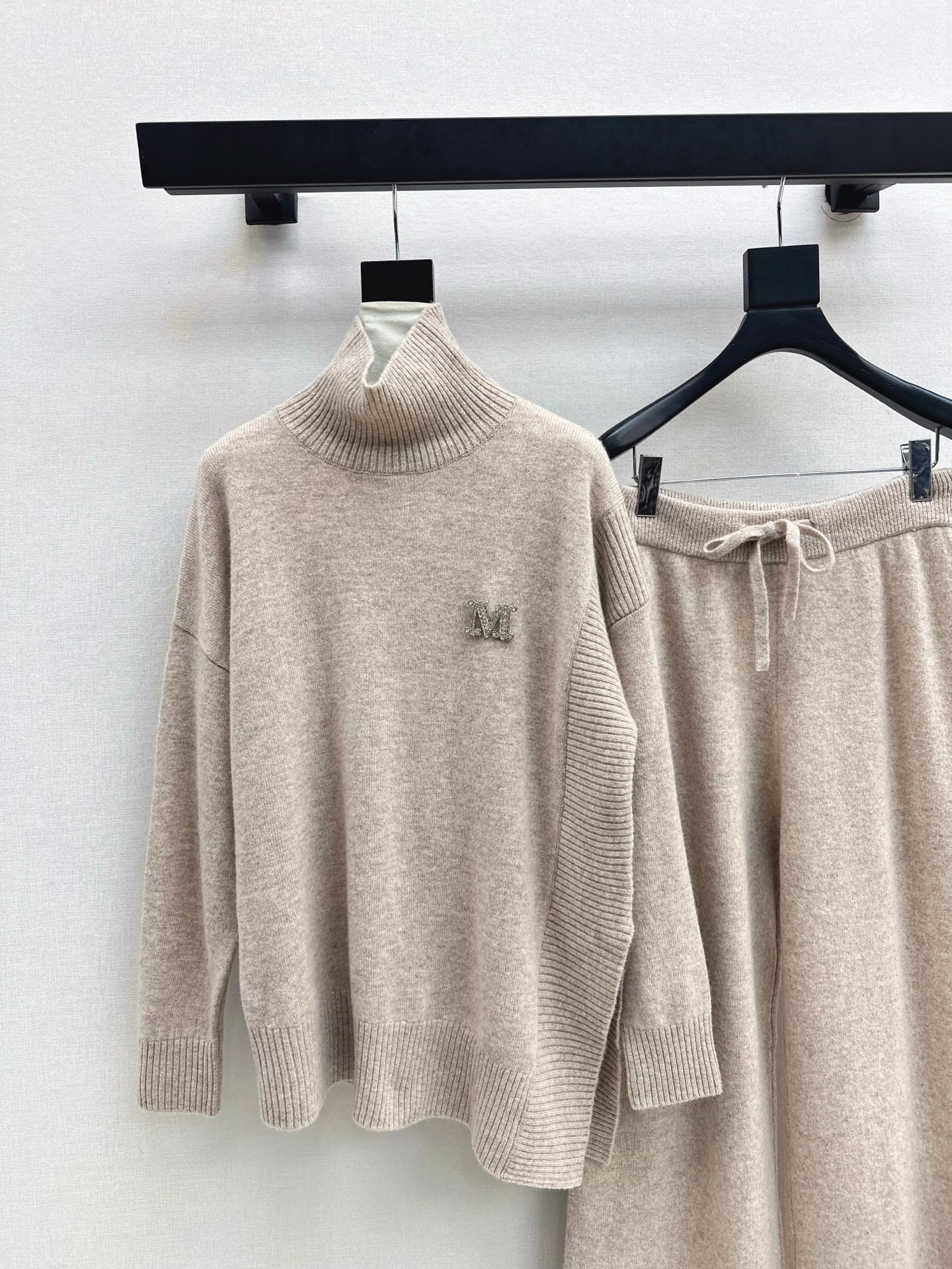 Max NEW knitted suit