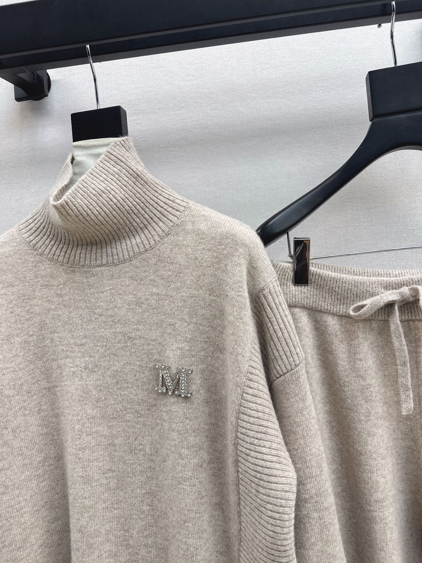 Max NEW knitted suit