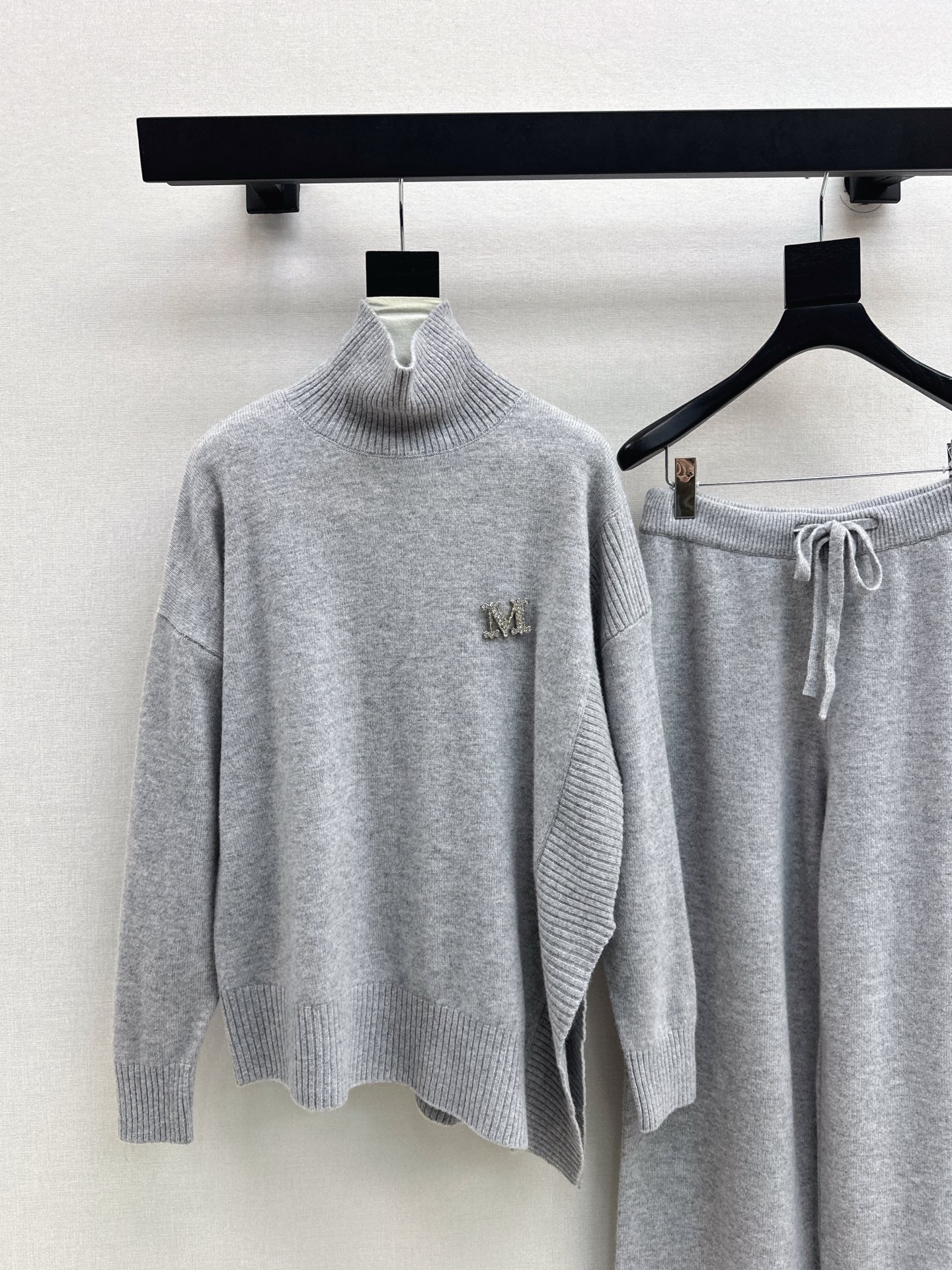 Max NEW knitted suit