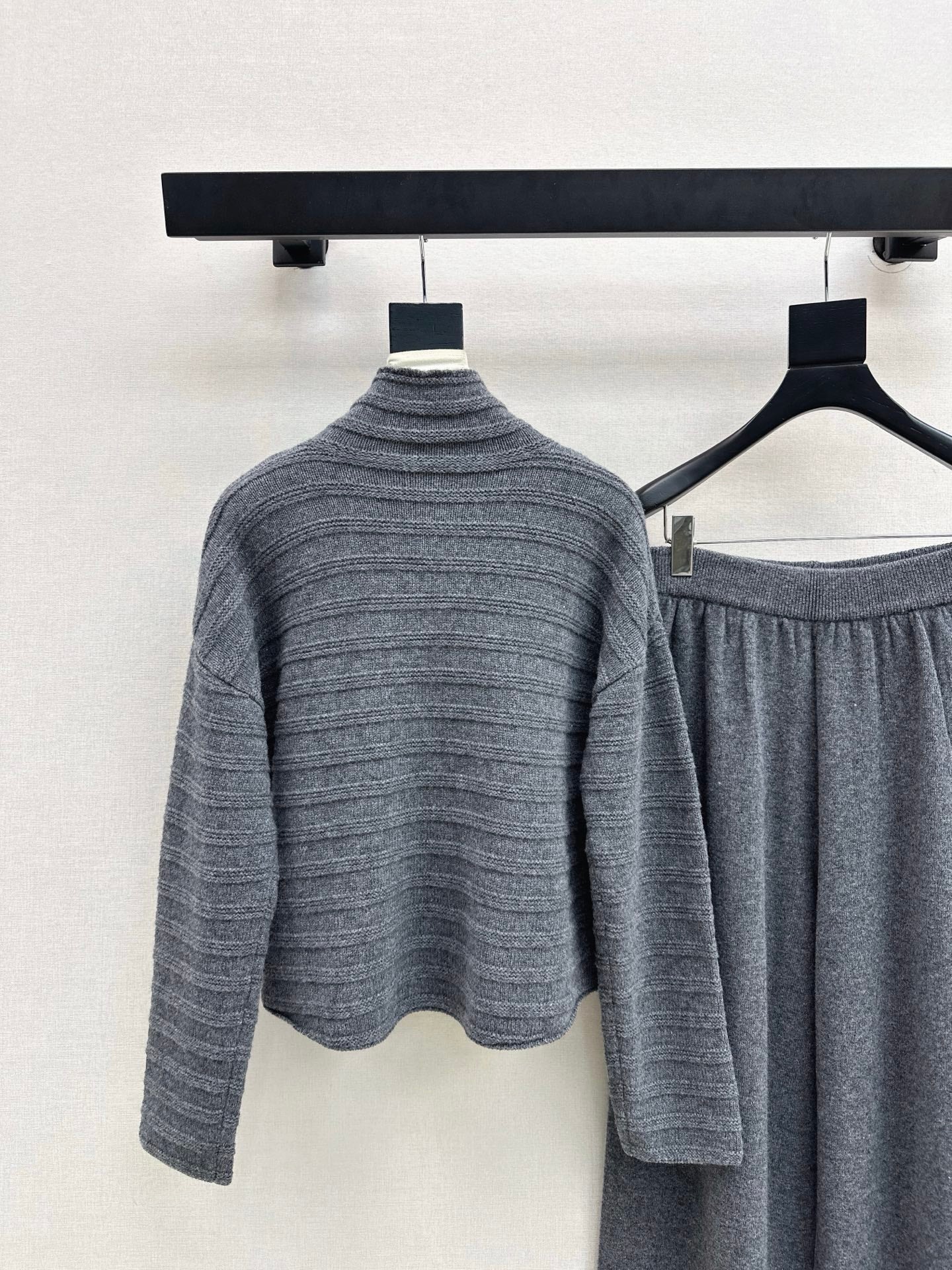 Max NEW knitted suit