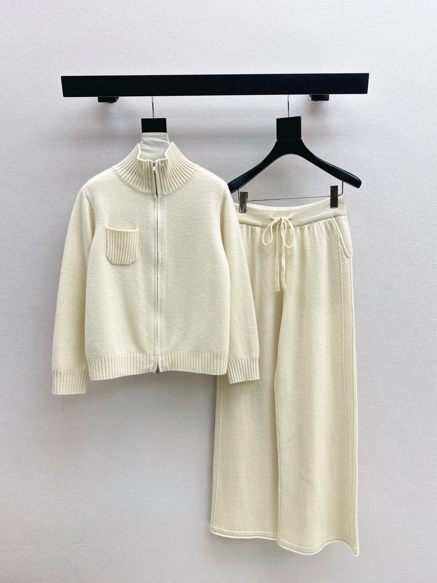 Brun NEW knitted suit