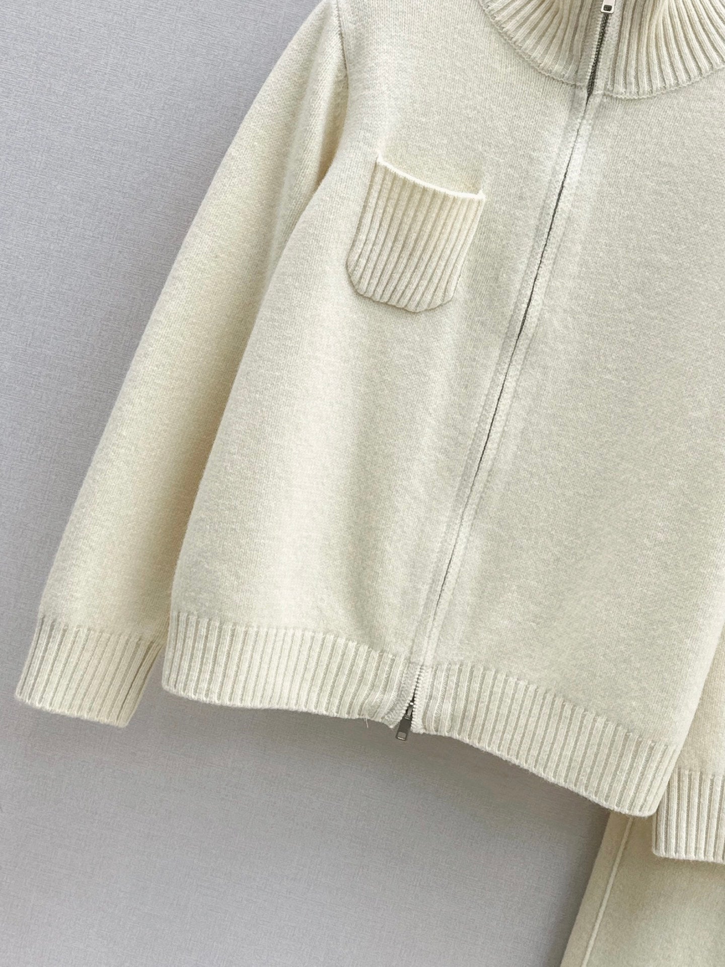 Brun NEW knitted suit