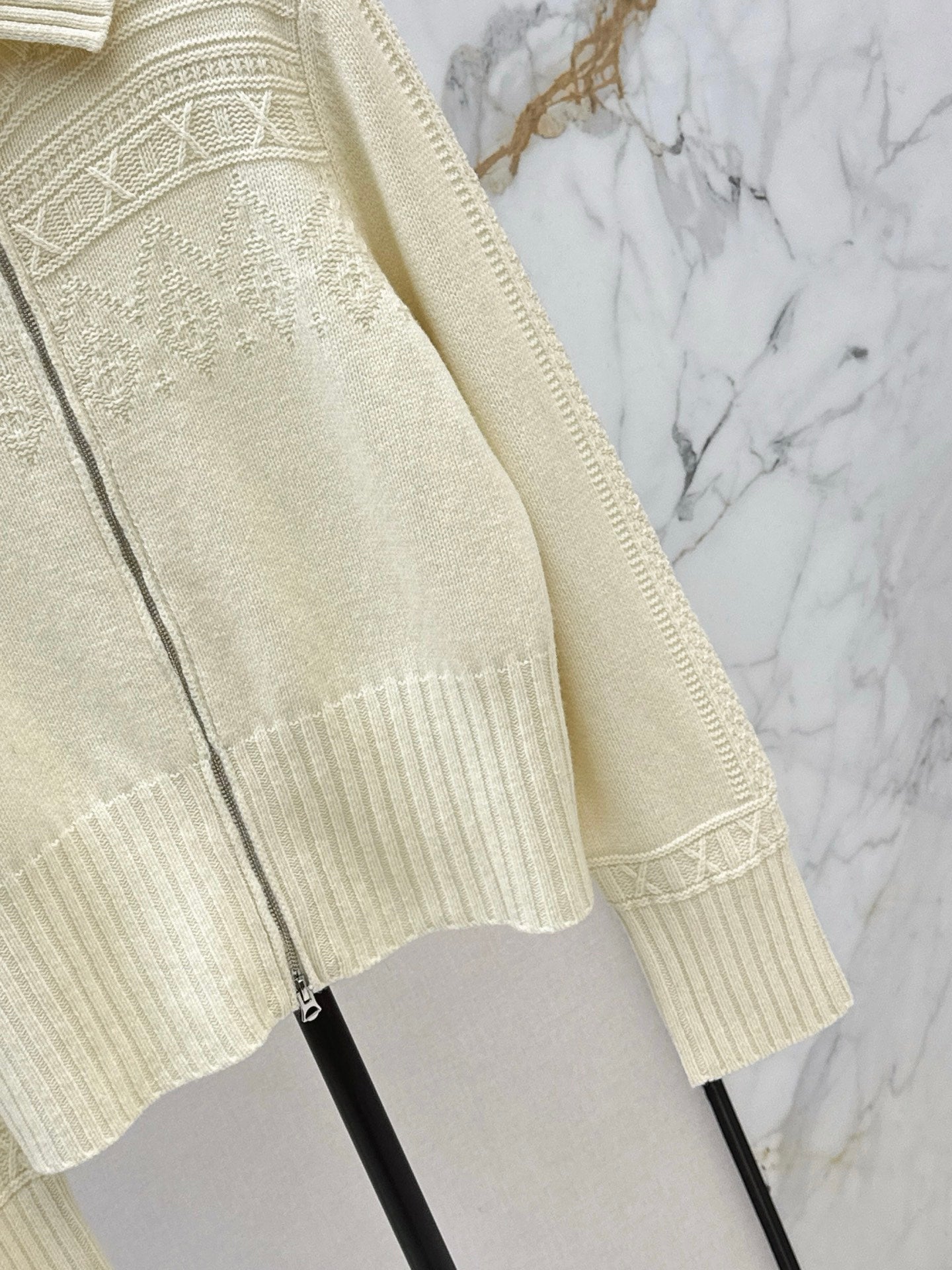 Loe NEW Zippered sweater jacket