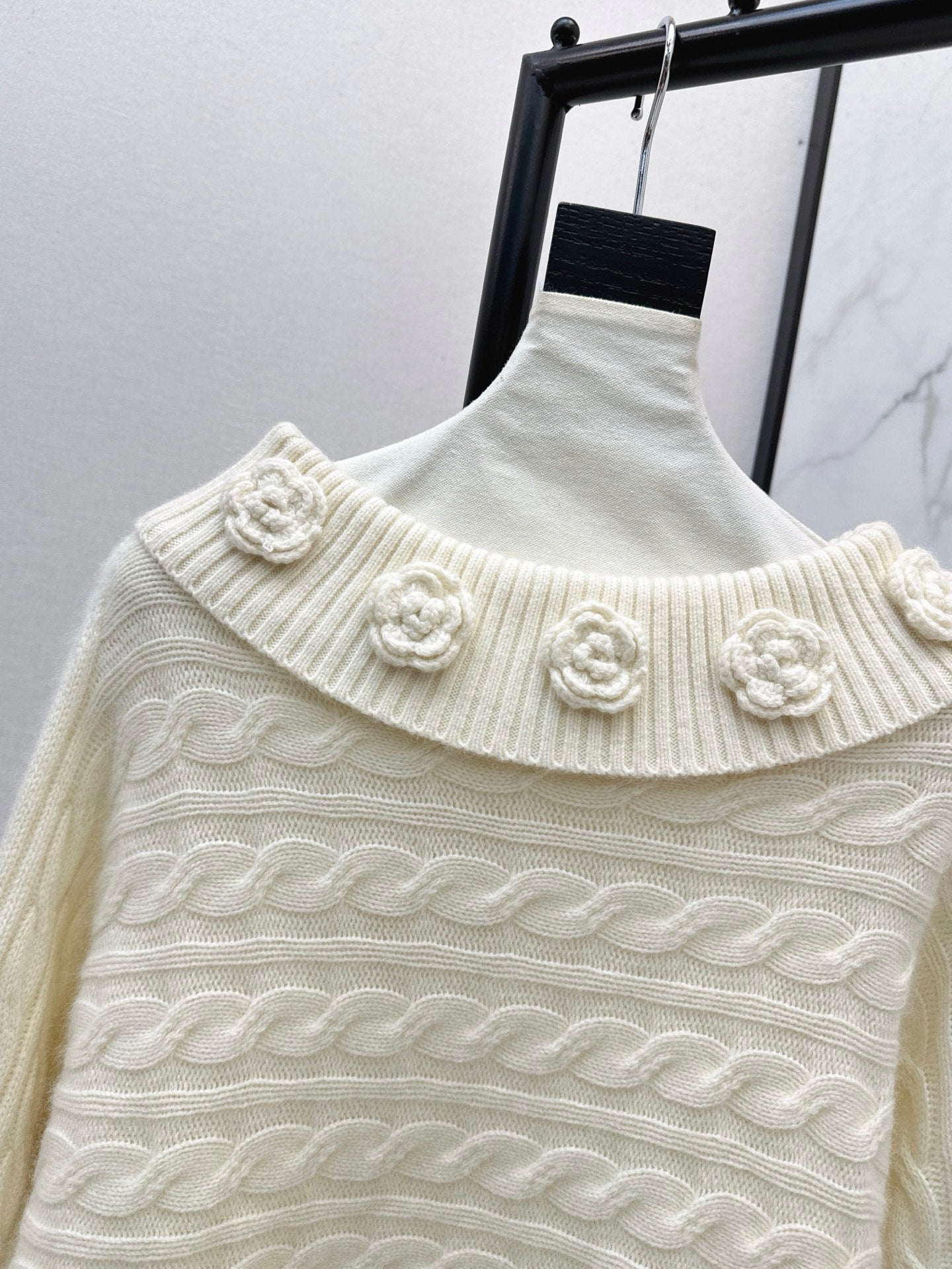 Chan NEW Off-shoulder sweater