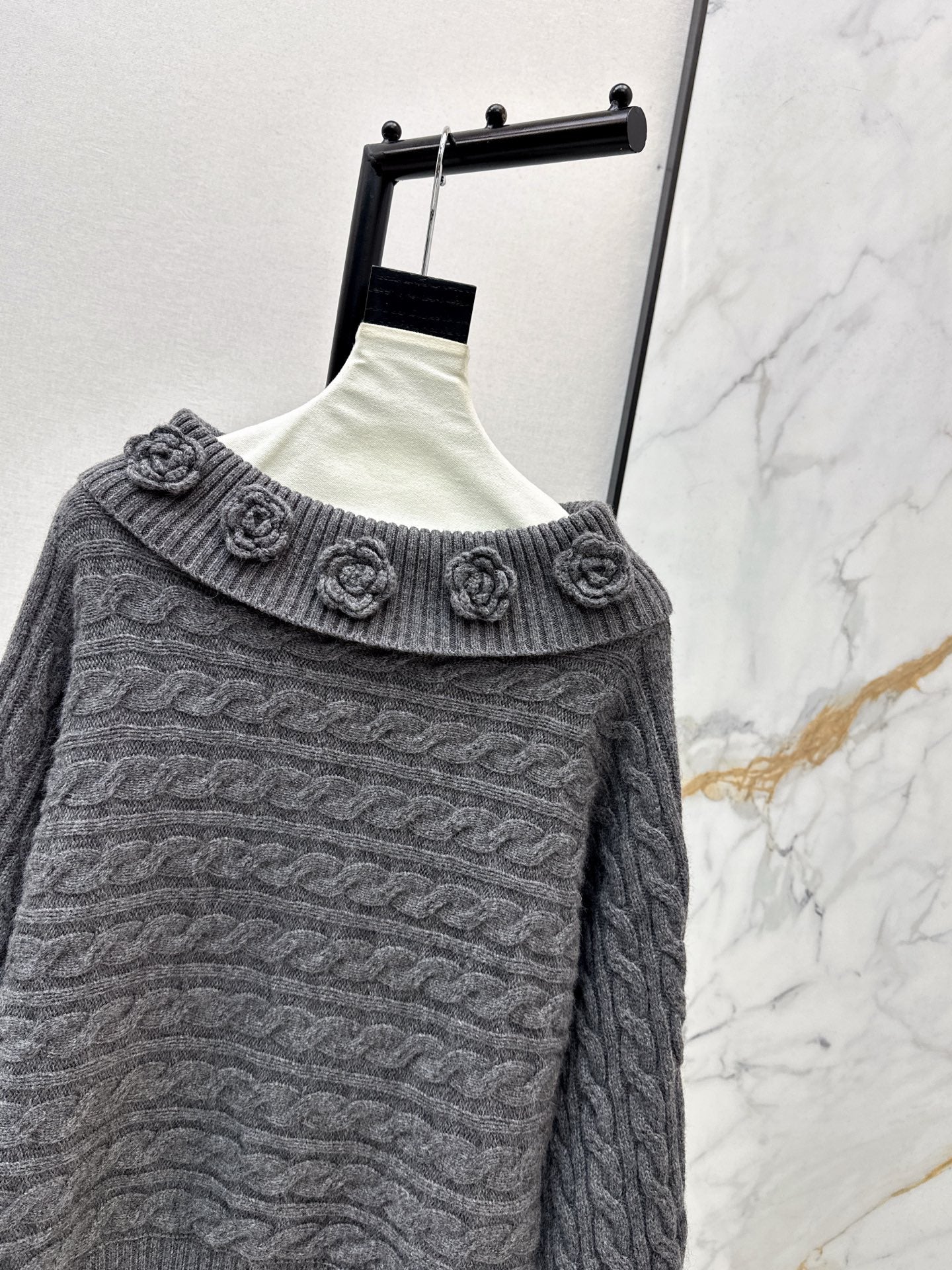 Chan NEW Off-shoulder sweater