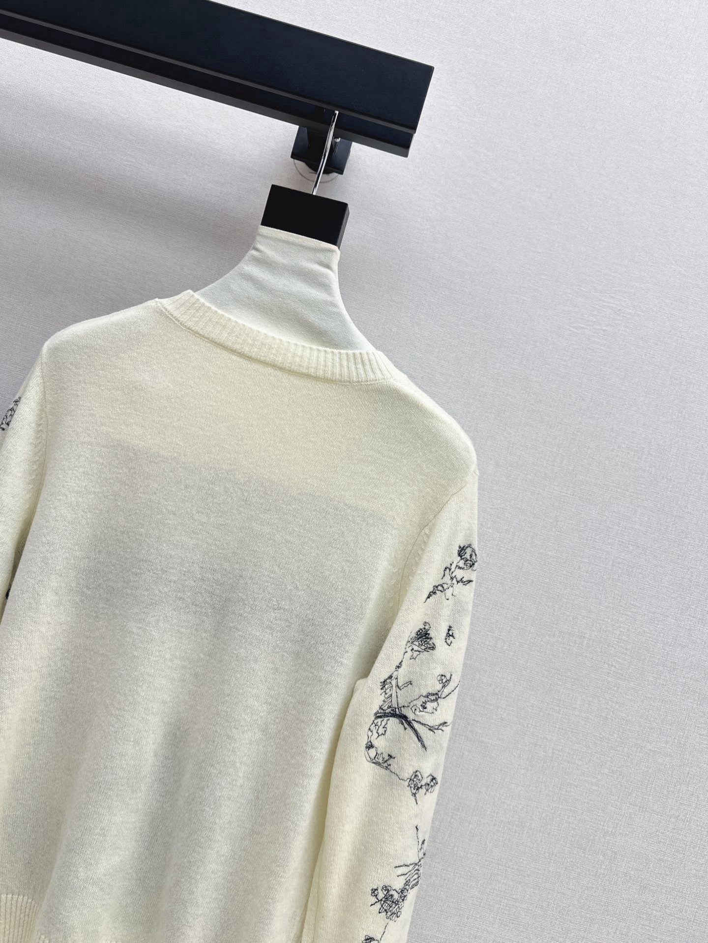 CD NEW embroidered sweater