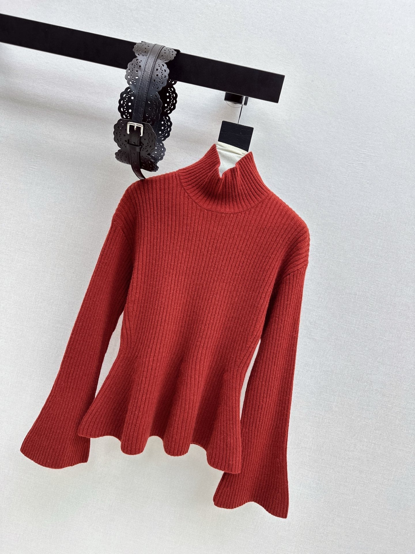 Max NEW Bell-sleeved sweater with a belt