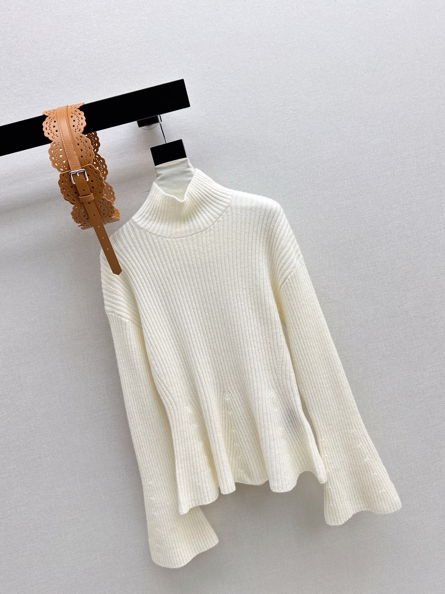 Max NEW Bell-sleeved sweater with a belt