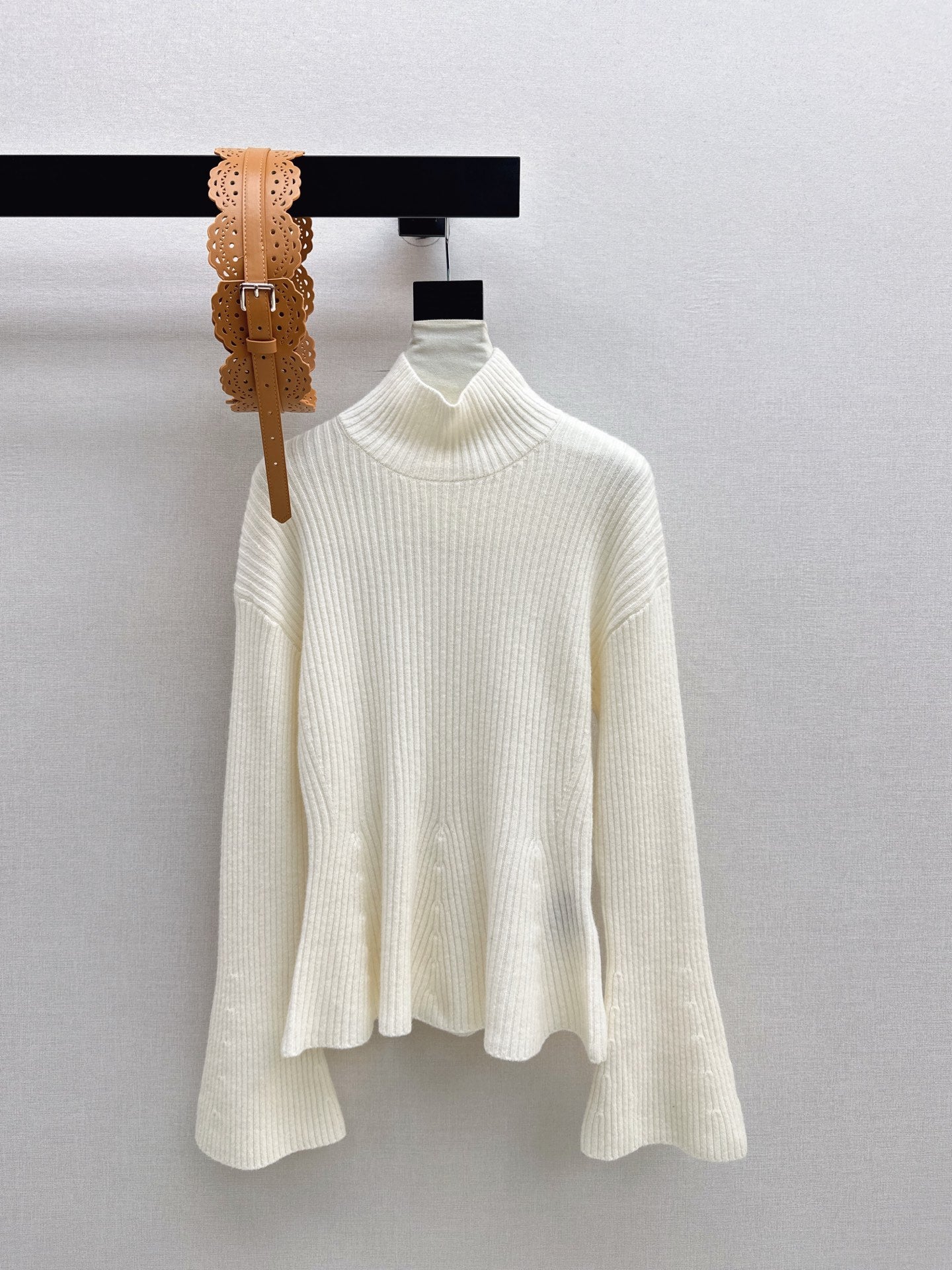 Max NEW Bell-sleeved sweater with a belt