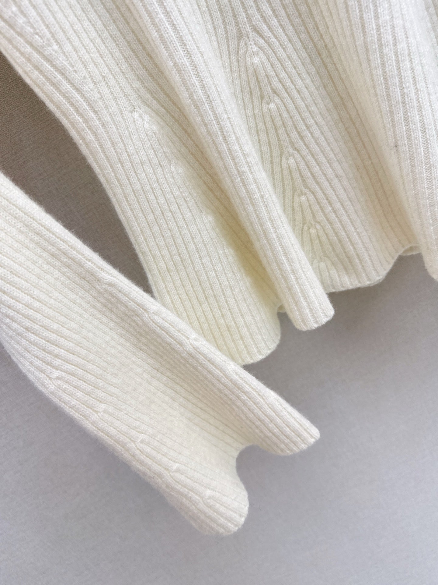 Max NEW Bell-sleeved sweater with a belt