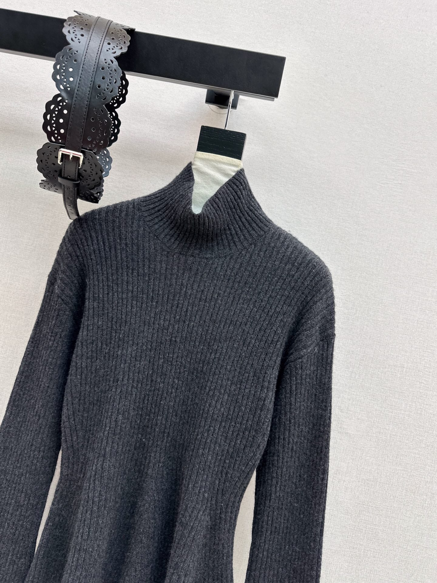 Max NEW Bell-sleeved sweater with a belt
