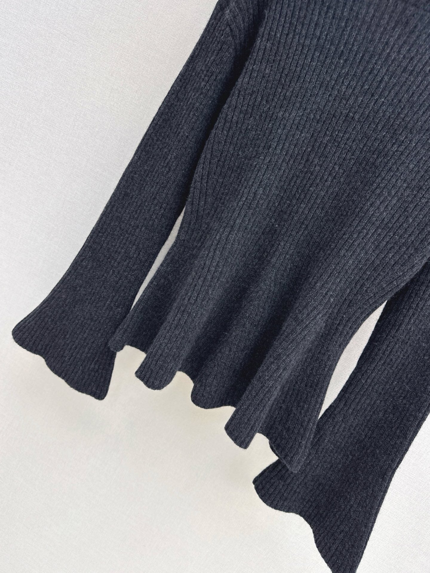 Max NEW Bell-sleeved sweater with a belt